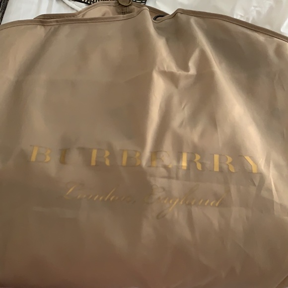 Burberry  Authentic New  Raincoat - Picture 15 of 15